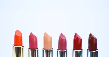 Günlük makyaj. Yüksek kaliteli ruj. Kozmetik sanatı. Ruj için profesyonel makyaj. Uygun renk seçin. Makyaj ürünleri karşılaştırın. Dudak bakım kavramı. Beyaz arka plan ruja