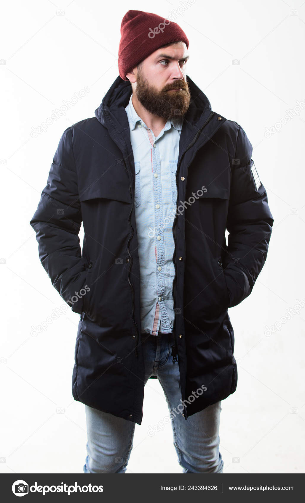 O tipo usa chapéu e casaco preto de Inverno. Roupa masculina estilo  Hipster. Roupa de Hipster.