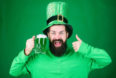 Irish pub. Tavsiye ederim. İçki bira kutlama. Fest ve tatil menü. Boyalı yeşil geleneksel bira. Patricks Günü partisi. Alkol içecek. İrlanda sembolü. Adam hipster içki bira sakallı