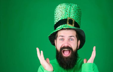 Saint patricks günü tatil. Patricks günü kutlu olsun. Küresel kutlama. St patricks günü tatil geçit yoncaları ve her şeyi İrlandalı için bilinen. Adam hipster aşınmaya şapka sakallı. Yeşil kutlama parçası