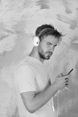 Neşeli genç DJ kulaklıkla şarkı dinliyor..