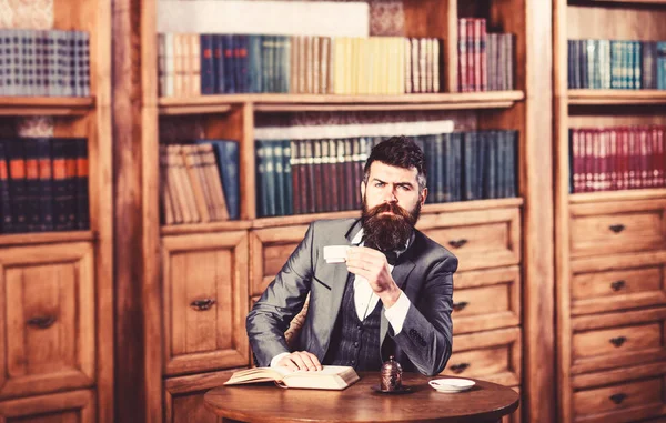 Concetto di lettura e pausa caffè. Lettore gode di libro e ha pausa caffè — Foto Stock