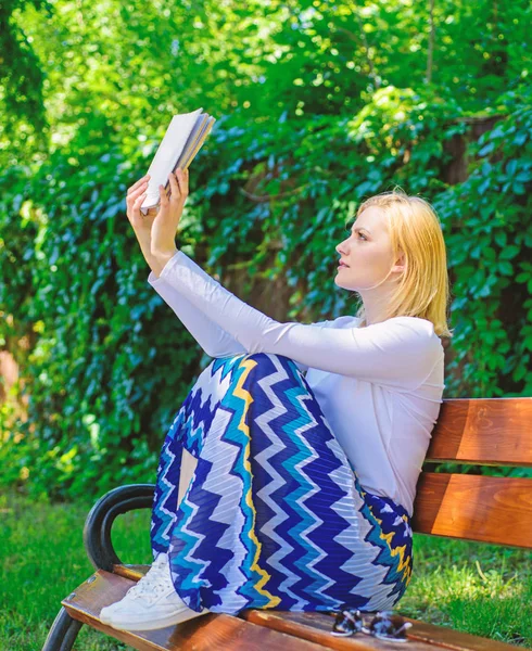 Pasatiempo intelectual. Chica sentarse banco relajarse con libro, fondo de la naturaleza verde. Señora bastante ratón de biblioteca ocupado leer libro al aire libre día soleado. Mujer libro de lectura concentrado en el jardín —  Fotos de Stock