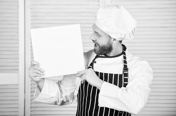 Conceito de livro de receitas culinárias. Melhore a habilidade de cozinhar. Guia de culinária final para iniciantes. Livro receitas da família espaço de cópia. De acordo com a receita. Homem barbudo chef autor do livro. Chef recomendo livro — Fotografia de Stock