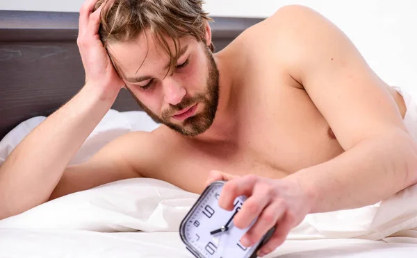 Estira después de despertarte por la mañana. Pies de hombre durmiendo en una cama cómoda. Hombre relajándose en la cama . — Foto de Stock