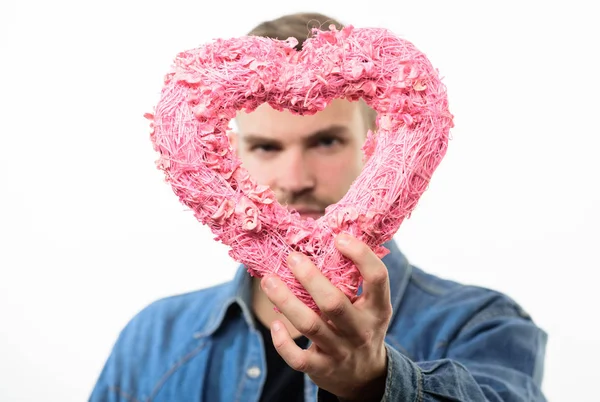 Símbolo romântico. Idéias para a celebração romântica dia dos namorados. Macho romântico. Hipster segurar fundo branco coração. O homem com barba celebra o dia dos namorados. Amor e sentimentos românticos conceito — Fotografia de Stock