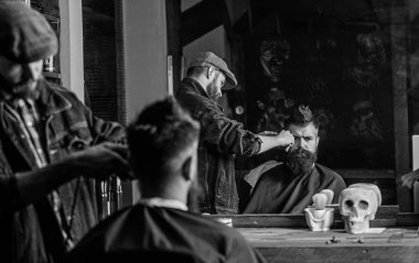 Kuaför yansımanın istemcisinin clipper kırpma saçlı. Hipster istemci Başlarken saç kesimi. Kuaför saç kesme makinesi ile sakallı adam, berber arka plan saç kesimi üzerinde çalışır. Hipster yaşam tarzı kavramı