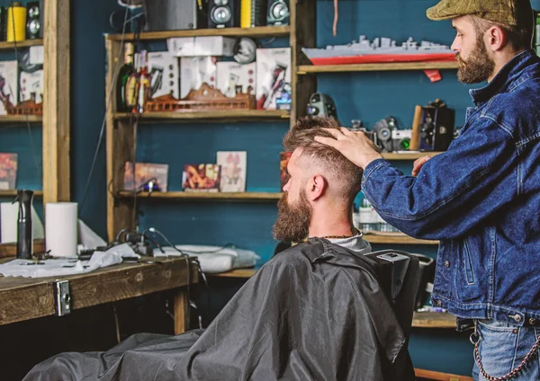 Człowiek z broda i wąsy Fryzjer krześle przed lustrem, półki na tle. Fryzjer Stylizacja włosów Brodaty klienta z wosku przez ręce. Koncepcja fryzjera. Hipster klient dostał fryzurę — Zdjęcie stockowe