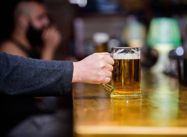 Cuma Eğlence geleneği. Bira pub konsepti. Hafta sonu bir yaşam tarzı. Bira bardağı bar sayaç üzerinde arka plan defocused. Taze bira fıçı bira ile köpük bardak. Kupa ile lezzetli bira dolu çubuk