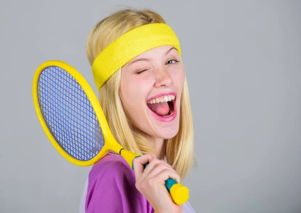 Sport per il mantenimento della salute. Atleta tenere la racchetta da tennis in mano su sfondo grigio. Concetto di tennis club. Tempo libero attivo e hobby. Tennis sport e intrattenimento. Ragazza adorabile bionda giocare a tennis — Foto Stock