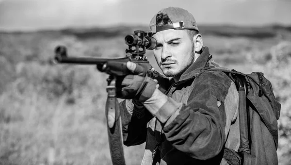 Hombre cazador apuntando rifle naturaleza fondo. Habilidades de caza y equipo de armas. Un tipo cazando ambiente natural. Arma de caza o rifle. Objetivo de caza. Mirando el objetivo a través del alcance del francotirador —  Fotos de Stock