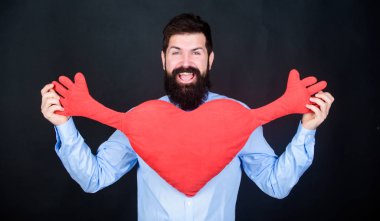 Ücretsiz hugs. Adam hipster sarılmak kalp sakallı. Sevgililer Günü'nü kutluyorlar. Sakal ve bıyık aşk Romantik ruh hali adam. Duygu aşk. Tanışma ve ilişkiler kavramı. Mutlu aşk. Fiziksel temas