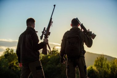 Avcı tüfekler doğa ortamı. Bu harika bir gündü. Av sezonu bitirmek. Günbatımı dağlarda zevk. Avcılar arkadaşlar eğlence keyfini çıkarın. Gökyüzü arka plan avcılar arkadaşlar gamekeepers silahlı siluet