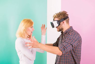 Onun için görünmez durumdadır. Adam Vr gözlük dahil video oyunu kız iken onu uyandırmaya deneyin. Video oyun bağımlılığı belirtileri ve tedavisi. Video oyunu adam hayal yakalanan