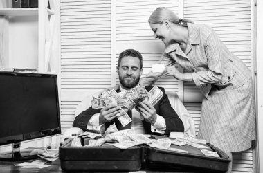 Banka yardımcısı Bayan plastik kart sunmaktadır. Nakit müşteri banka ile iş adamı. Ofis Yöneticisi Yönetici banka kartı sahiptir. Kredi kredi ve para kavramı. Adam iş sahibi oturup office tomar para