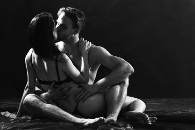 Çift aşık kadın iç çamaşırı yapmak aşk seks. Tutkulu cinsel foreplay. Ön sevişme ipuçları. Yatak odasında ateşli ön sevişme. Sevgili seksi çıplak kadın bedeninin ön sevişme yatakta. Arzu kaç dolu. Seks aşk kavramı