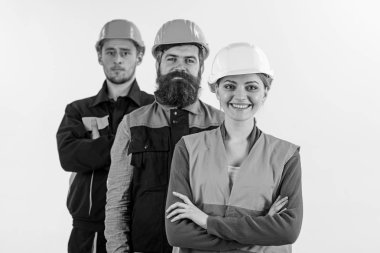 Sert şapkalı kadın ve erkekler takım olarak yakın durun..