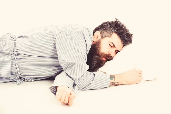 Человек с расслабленным лицом, открытым ртом, лежащий на подушке — стоковое фото