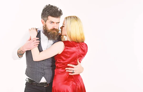 Mujer vestida de rojo y hombre de chaleco. hipster barbudo y atractiva dama en el concurso de baile, espacio de copia. Pareja enamorada, bailarinas apasionadas en ropa elegante, fondo blanco. Pareja bailando concepto —  Fotos de Stock