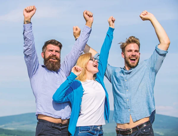 Concepto de libertad. Los empleados disfrutan de la sensación de libertad. Hombres con barba en ropa formal y rubia en gafas terminaron el trabajo. Empresa tres colegas felices trabajadores de oficina disfrutar de la libertad, fondo del cielo — Foto de Stock