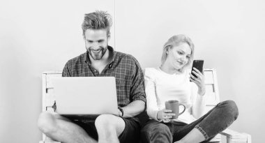 Adam kız laptop ve smartphone. İletişim engelleri olmadan. Almak içinde değmek her yerde Mobil Internet modern teknoloji video konferans. Görüntülü görüşme fırsatı. Dokunmatik aile video aramasında tutmak