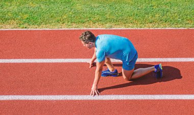 Runner gitmeye hazır. Atlet runner Stadı'nda yarış hazır olun. Nasıl yayınlanmaya başlaması. İpuçları yeni başlayanlar için çalışıyor. Adam atlet standı düşük başlangıç konumu Stadyumu yolda. Yeni yaşam tarzı alışkanlık başlangıcı