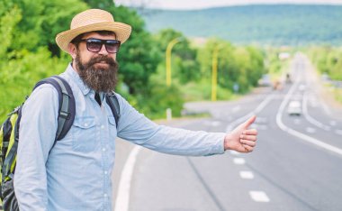 Adam deneyin dur araba başparmak. Beni alırsın. Seyahat ucuz yollardan biriyle otostop. Otostopçu alarak. Otostopçu riske güvenli olmayan sürücü olan biri tarafından aldı ediliyor ya da şahsen tehlikeli
