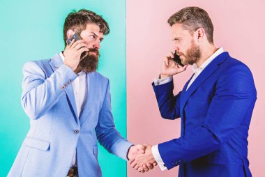 İşadamları modern gadget smartphone ile online erişim kullanın. İş adamları Internet modern teknolojileri iletişim için kullanır. Konuşma ile meşgul düzenlemeler onaylayın. İş ortağı arama