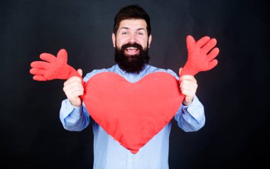 Sevgililer Günü'nü kutluyorlar. Sakal ve bıyık aşk Romantik ruh hali adam. Duygu aşk. Tanışma ve ilişkiler kavramı. Mutlu aşk. Fiziksel temas. Ücretsiz hugs. Adam hipster sarılmak kalp sakallı