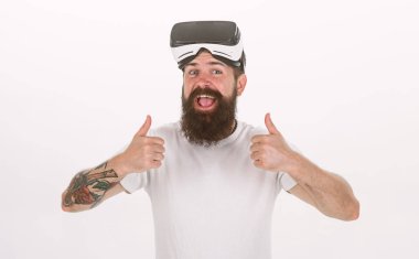 Sakal ve bıyık tutar Vr gözlük, beyaz arka planı olan adam. Mutlu yüz hipster jest Yaşasın gösterir. VR teknolojisi kavramı. Adam Vr gözlük veya baş ile görüntü monte