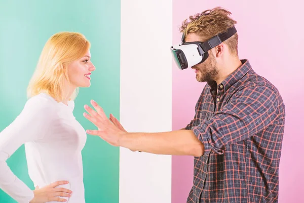 Hombre VR gafas ir tacto pechos chica virtual. Las relaciones cibernéticas en lugar real. Placeres de realidad virtual. Concepto de sexo virtual. Guy vr gafas interactúan en el espacio cibernético con la chica. Coqueteo y relaciones — Foto de Stock