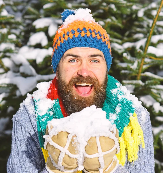 Macho avec barbe et moustache tient la neige dans ses mains. — Photo