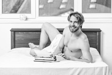 Sabah ilham. Çalışmaya devam ve büyük olmak. Yazar yazar eski moda makine kullanılır. Yazar Manuel daktilo günlük çalışma kullanın. Adam yazar kitap üzerinde çalışıyor yatakta yatıyordu. Yeni gün yeni fikirler getirir