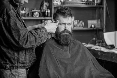 Clipper kırpma kıllı istemci Tapınağı berber. Hipster yaşam tarzı kavramı. Kuaför saç kesme makinesi ile saç modeli sakallı adam berber arka plan için çalışır. Hipster istemci Başlarken saç kesimi