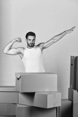 Kutuları arasında duran ve süper kahraman gibi uçmak numara dostum