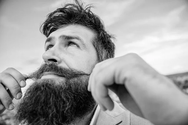 O melhor guia de preparação de bigode. Hipster bonito cara atraente de perto. Dicas de especialistas para crescer e manter o bigode. Homem barbudo hipster torção bigode céu fundo — Fotografia de Stock