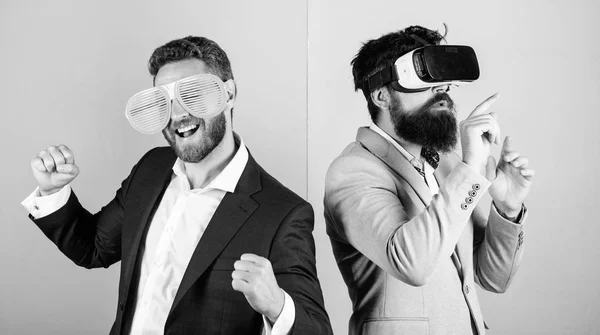 Hipster explorando a realidade virtual. Negócios implementam tecnologia moderna. Alternativa divertida e virtual. Homem com barba em óculos VR e acessório em plástico. Guy interage na realidade virtual — Fotografia de Stock