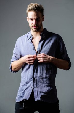 Tam arzu. Baştan çıkarıcı maço seksi hissediyor. Bohem seksi vücut. Kendinden emin ve çekici. İzle beni. Zaman kıyafetleri değiştirir. Yakışıklı seksi hippi soyunuyor. Seksi kaslı erkek. Gömleğini çıkar.