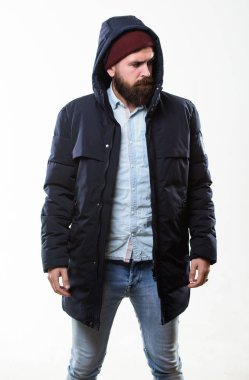 Hippi kıyafet. Adam sakallı hippi beyaz izole sıcak siyah ceket parka tribünde. Hipster modern moda. Adam şapka ve siyah kış ceket giymek. Şık ve rahat. Hippi tarzı erkek giyim