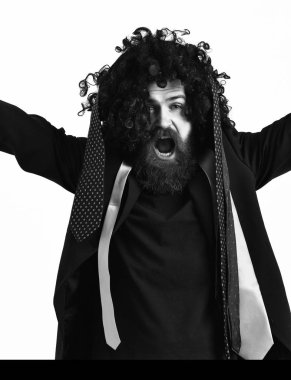 Takım elbiseli beyaz hippi ve siyah kıvırcık peruklu.