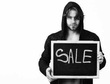 Sakallı adam, kısa sakal. Beyaz seksi genç maço şık saç ve bıyık mahallede holding Satılık yazıt ile siyah Yönetim Kurulu ile beyaz stüdyo arka planda, kopya spac izole