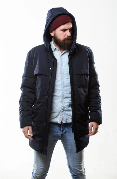 Hipster strój. Człowiek Brodaty hipster stojaku w parka Kurtki ocieplane czarne na białym tle. Hipster współczesnej mody. Facet nosić kapelusz i kurtka zimowa czarny. Stylowe i wygodne. Hipster stylu odzieży męskiej — Zdjęcie stockowe