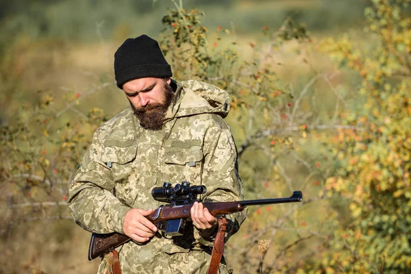 Bebaarde man hunter. Militaire uniform mode. Leger. Camouflage. Jachtvaardigheden en wapen apparatuur. Hoe Draai jacht in hobby. Man hunter met geweer pistool. Het kamp van de laars. Hij is een business-haai — Stockfoto