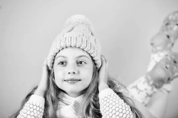 Dziewczyna długie włosy marzenie różowe tło. Marzycielski twarz dziecko nosić sweter akcesorium. Zima Moda akcesoriów. Dziecko dziewczynka zużycie ładny modny czapka i szalik akcesorium. Zimowe Akcesoria koncepcja — Zdjęcie stockowe