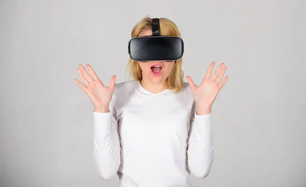 Schöne Frau mit Virtual-Reality-Brille im Studio. Frau mit VR-Gerät. Frau genießen cyber spaß erfahrung im vr. — Stockfoto