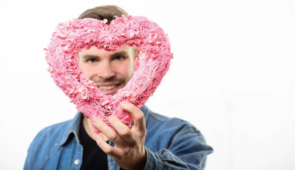 Festa dos namorados. Homem feliz com coração decorativo. Encontro. Saudação romântica. As vendas do dia dos namorados. Amor e romance. homem não raspado isolado em branco. A celebrar o amor. copiar o spac — Fotografia de Stock