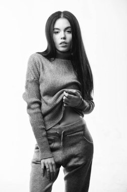 Kadın giyim gri Tekstil takım elbise bluz ve pantolon. Sıcak rahat giysiler. Her gün için rahat tarzı moda. Kadın triko. Şık Triko. Triko kavramı. Sıcak ve rahat hissediyorum