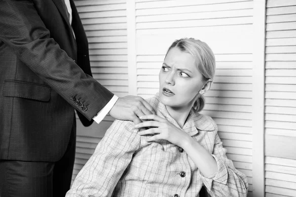 Επιχειρηματίας παρενοχλεί σεξουαλικά γυναίκα συνάδελφο. Πρόσωπο βάζοντας χέρι στον ώμο. Αγγίξτε το γόνατο. — Φωτογραφία Αρχείου