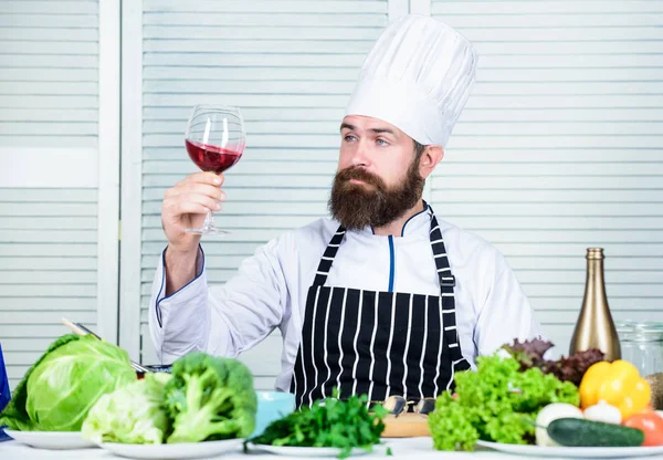 Perfekt kvalitet. Bantning ekologisk mat. Kulinariska rätter. Vitamin. Hälsosam mat matlagning. Mogen hipster med skägg. allvarlig skäggig man. kocken recept. Vegetarisk Sallad med färska grönsaker — Stockfoto