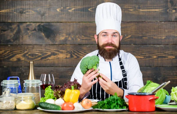 Verliefd op gezonde voeding. Vegetarische Salade met groenten. Gezond eten koken. Volwassen hipster met baard. Biologische voeding dieet. Culinaire keuken. Vitamine. geconcentreerd bebaarde man. recept van de chef-kok — Stockfoto